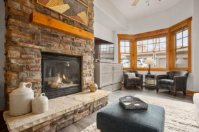 Shared Hot Tub,1 Car Garage, Dining & Grocery, Walk to Shops, On Bus Route
